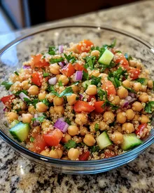 Ensalada saludable de quinoa y garbanzos