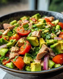 Ensalada Refrescante de Aguacate y Atún