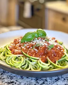 Deliciosos fideos de calabacín con salsa marinara